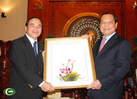 Đồng chí Lê Thanh Hải tặng quà lưu niệm cho đồng chí Khamhouang Heuangvongsy 