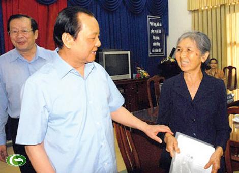 Bí thư Thành ủy Lê Thanh Hải trao đổi với bà Hồ Thị Ngọc Anh. 